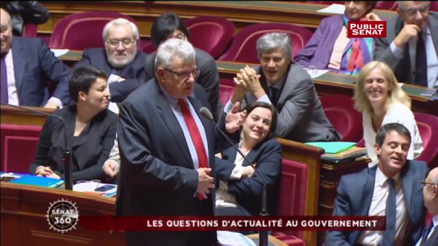 Ambiance potache entre Manuel Valls et François Baroin lors des QAG au Sénat