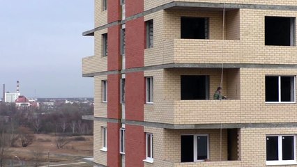 Приколы на стройке! Забыли сделать дверь на лоджию.