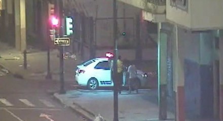 Tres sujetos roban a un transeúnte