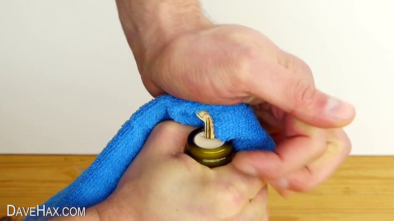 Comment utiliser une clef pour ouvrir une bouteille de vin