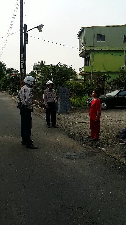 精神病患持刀與警對峙，最後被制服