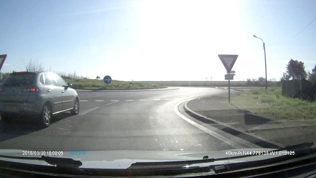 rond point pris dangereusement en coupant la route