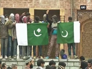 Unidentified men wave Pak flags, clash with security personnel in Srinagar