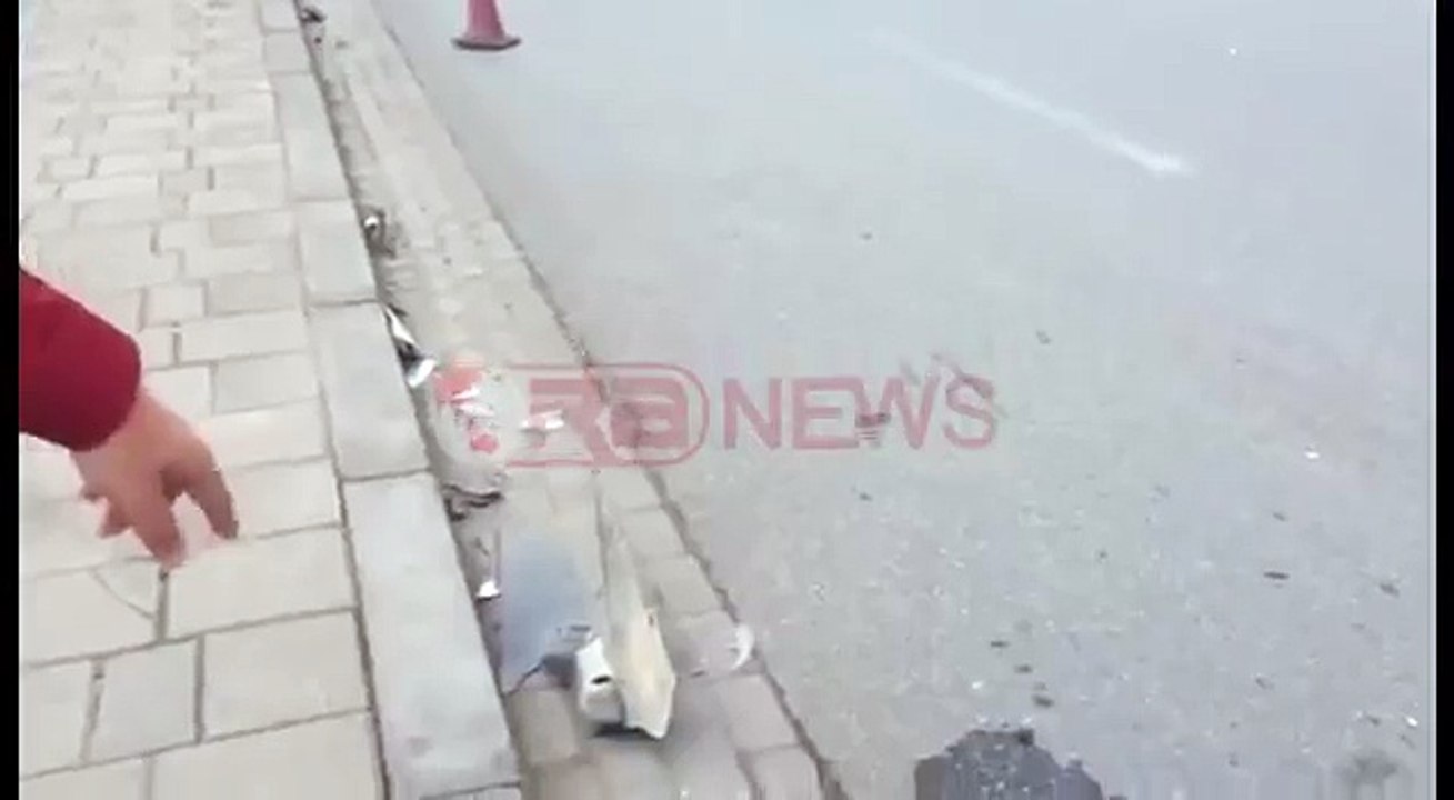 Tiranë - Përplasen dy makina, njëra përfundon në Lanë- Ora News