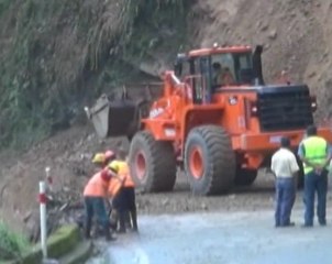 Intenso temporal causo derrumbe  en la vía Alóag – Santo Domingo