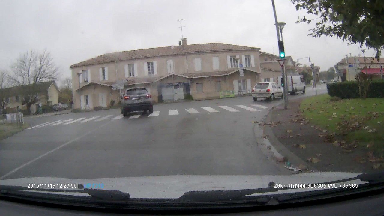 jeune conducteur  qui fait n'importe quoi dans carrefour le barp