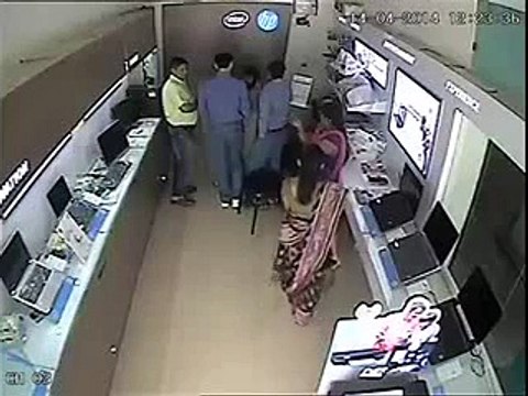 Lady Thief Stealing Laptop Caught In CCTV Footage