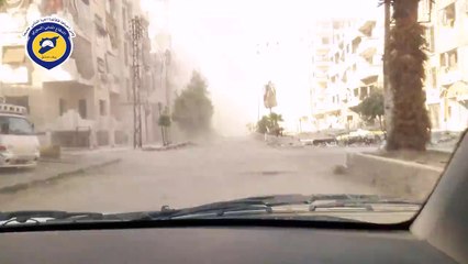 Tải video: Así viven los sirios los bombardeos en la ciudad de Damasco