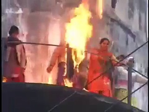 india me larki ko kaisay aag lagi dekhy