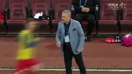 Marius Şumudică (Astra coach) throws water on Dinamo midfielder called on to change