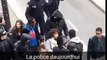 Manifestation droit du travail Un policier  en civil s'acharne à matraquer des étudiants