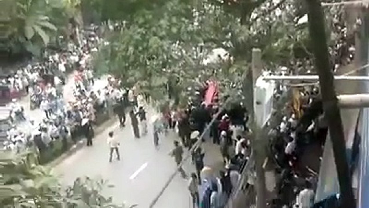 Vĩnh Yên: Dân phẫn nộ mang quan tài xuyên thủng hàng rào CA