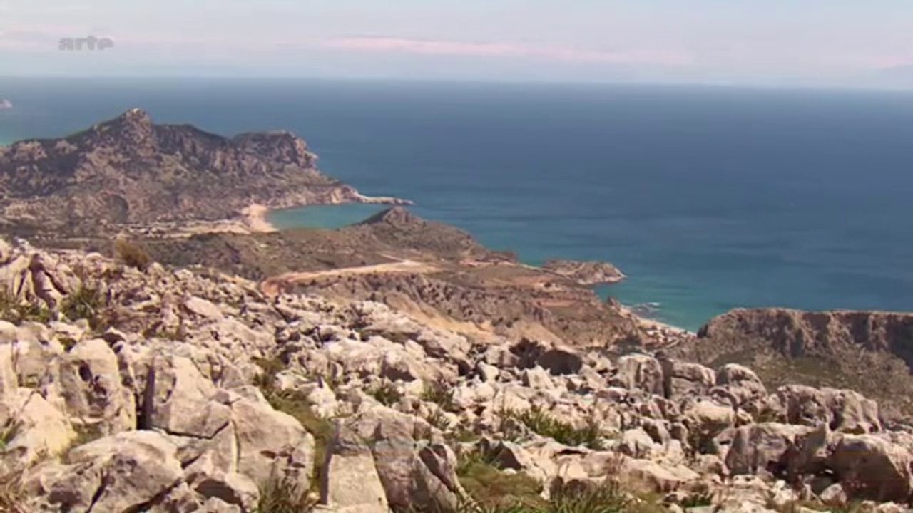 Zu tisch auf rhodos (griechenland) - traditionelle gerichte