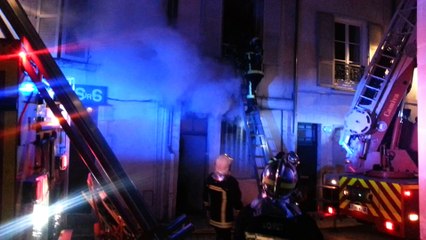 Des habitants évacués par les pompiers suite à un incendie à Orléans