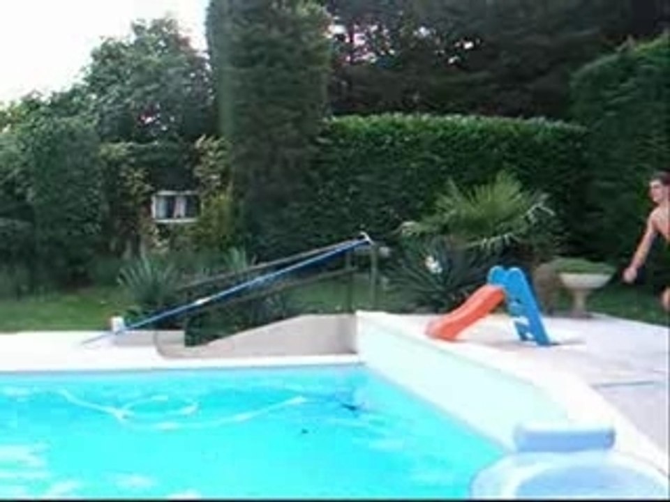 salto avant dans la piscine  sur du "Dance dance "