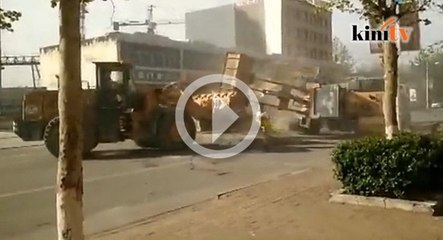 Video: Ibarat filem 'Transformers', jengkaut 'bertempur' berebut kontrak binaan