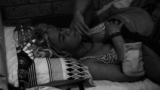 Adélia dá conselhos amorosos para Maria Claudia