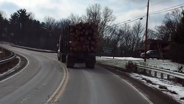 Un camion arrive trop vite dans un virage
