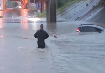 Inondations à Houston: un reporter de la télévision locale sauve un homme en direct