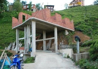 Rizeli Vatandaşın Çılgın Projesi: Yol Üstüne Ev