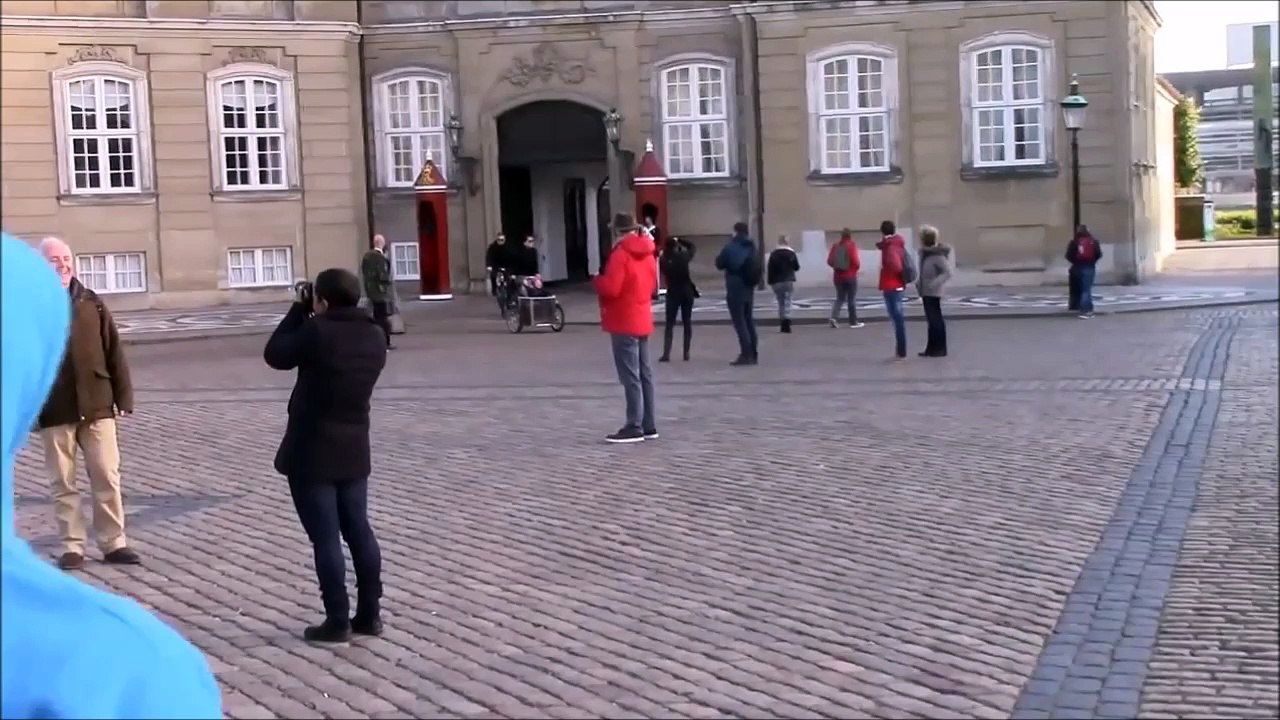 La princesse du Danemark amène ses enfants à l'école en Vélo.. Normal!