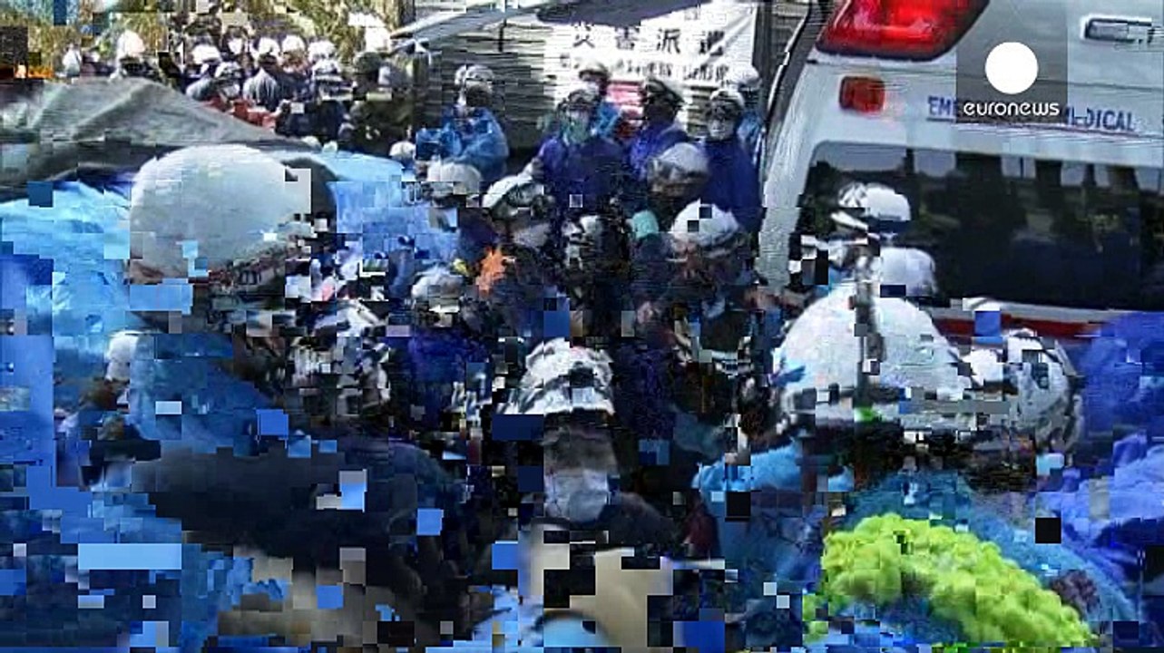 Japanische Rettungshelfer bergen weitere Erdbebenopfer