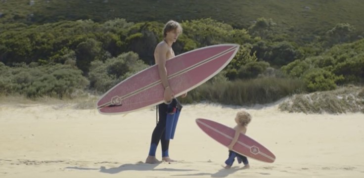 Pub Evian : bébés surfeurs