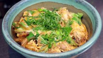 How to make Oyakodon - a  simple Japanese chicken and egg rice bowl recipe