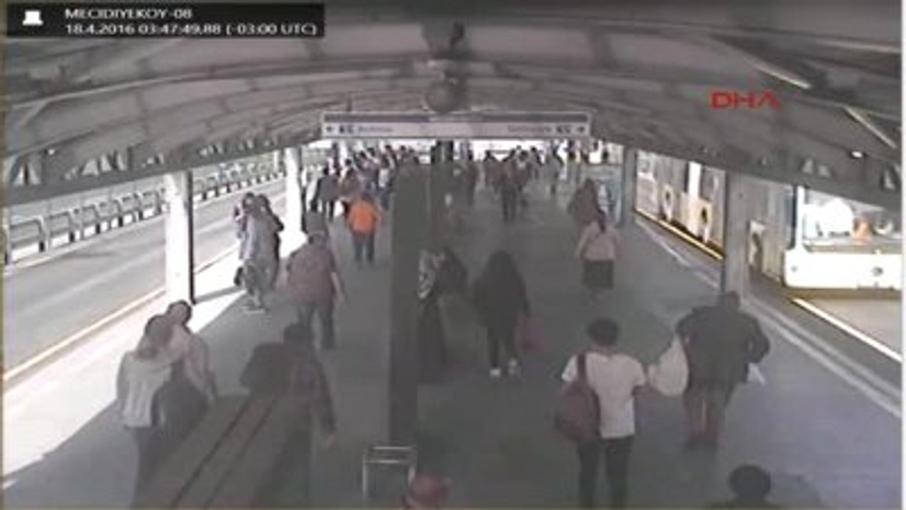 Metrobüs Yoluna Düşen Kadın Ezilmekten Son Anda Böyle Kurtuldu