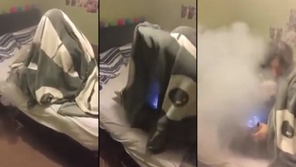 Ce mec s'enfume sous sa couette en écoutant du Snoop Dogg ! lol