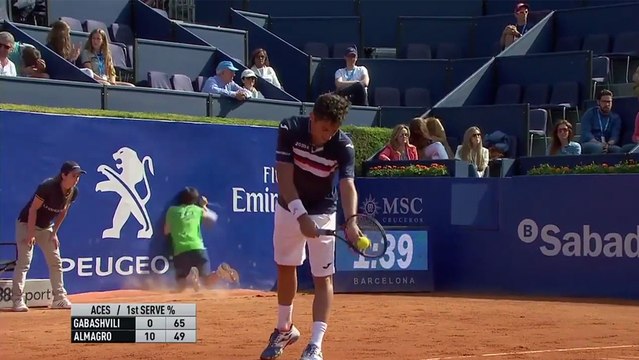 Très joli fail de ce ramasseur de balles au tournoi de Barcelone !