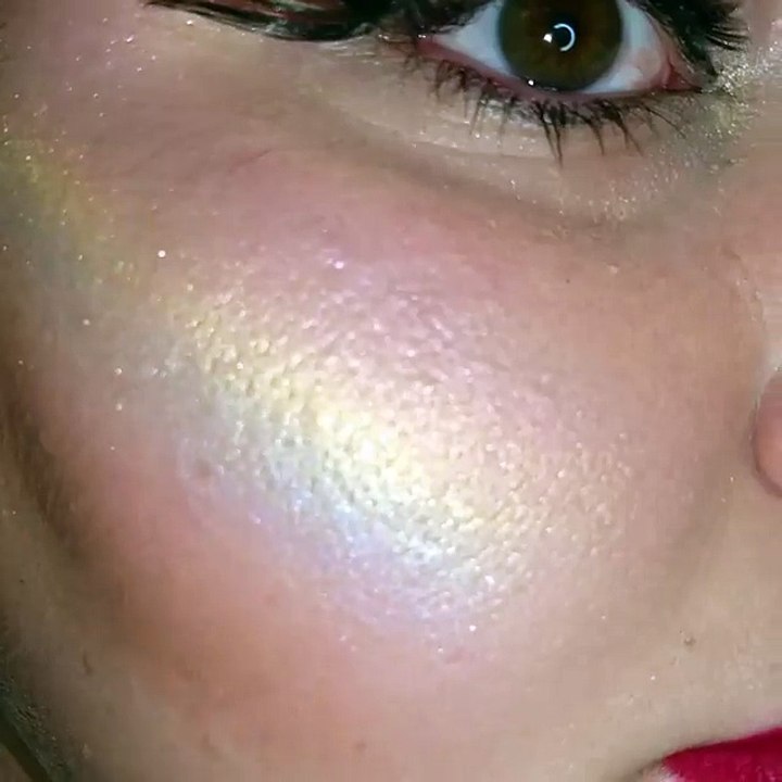 Découvrez l'highlighter arc-en-ciel @bitter.lace.beauty