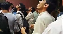 لاہورمیں کنگ ایڈورڈ میڈیکل کالج یونیورسٹی کا طالب علم کم نمبر ملنے پر خودکشی کیلئے ٹینکی پر چڑھ گیا دیکھیں اس ویڈیو میں.