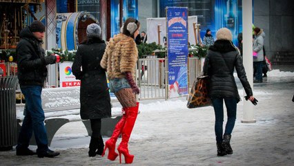 Девушки прикольно ходят на высоких каблуках, жертвы моды