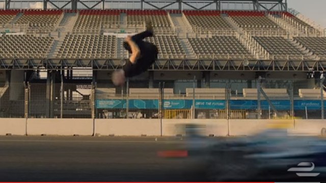 El salto de un especialista sobre un Fórmula E que te dejará boquiabierto