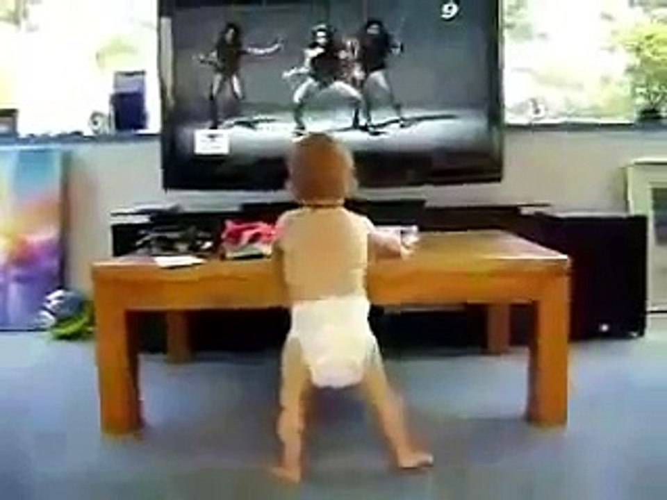 Alors que son titre préféré passe à la TV, regardez ce que ce bébé est capable de faire