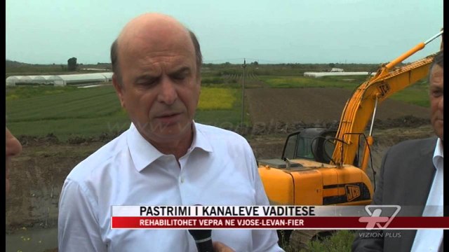 Pastrimi i kanaleve vaditëse në Fier - News, Lajme - Vizion Plus