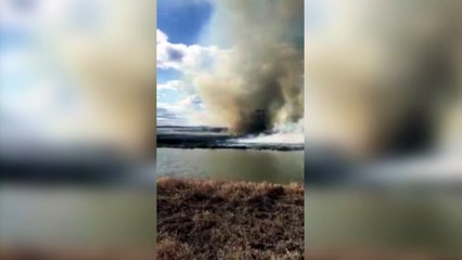 Quand une tornade de feu se forme sur un lac