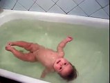 Meraviglioso bimbo nuota nella vasca da bagno