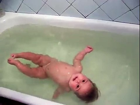 Meraviglioso bimbo nuota nella vasca da bagno