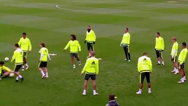 Cristiano Ronaldo makes fun of James Rodriguez fall in training 20.04.16