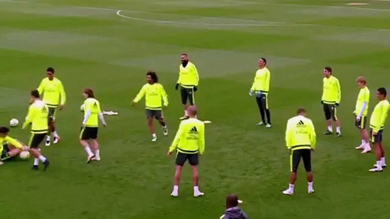 Cristiano Ronaldo makes fun of James Rodriguez fall in training 20.04.16
