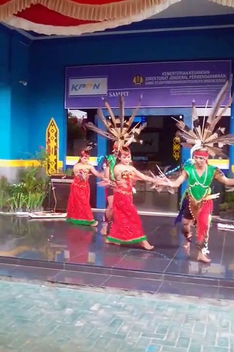 Tarian Adat Dayak menyambut tamu dalam acara Rakor Kanwil DJPBn Prop.Kalteng di KPPN Sampit