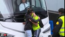 Cristiano Ronaldo asaltado por un aficionado en la concentración de Real Madrid