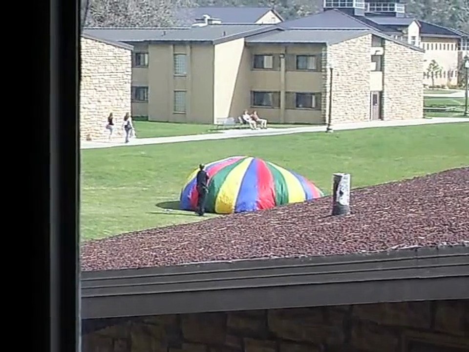 Un flic démasque des jeunes fumant sous un parachute... Aquarium Géant !