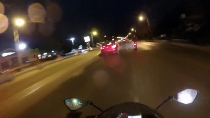 Motards débiles s'en prennent à un automobiliste juste parce qu'il les a doublé