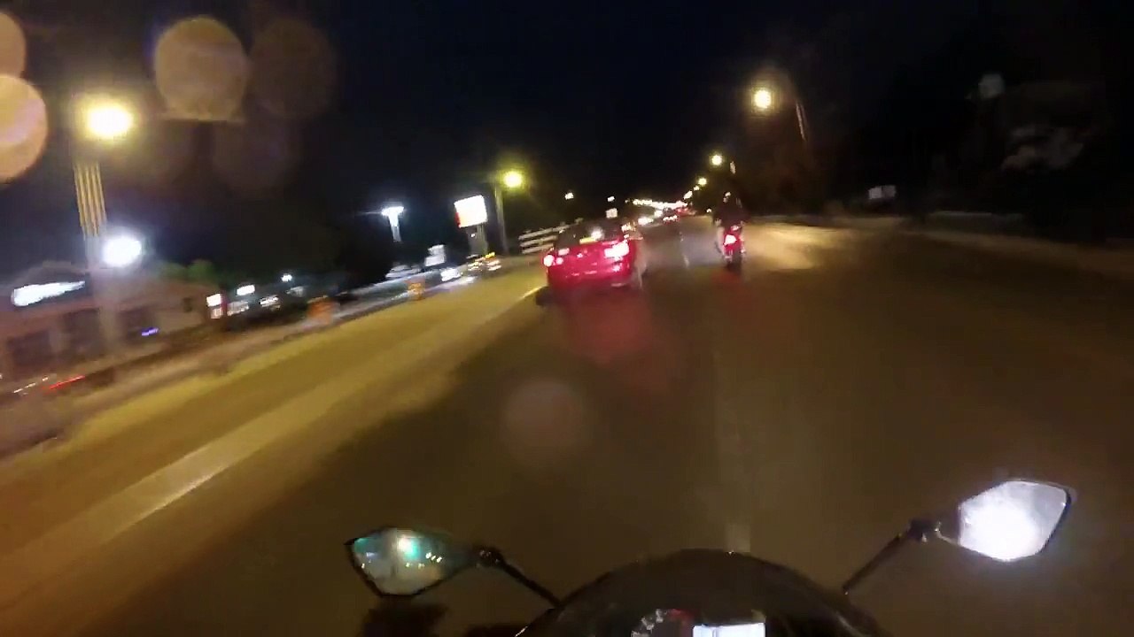 Motards débiles s'en prennent à un automobiliste juste parce qu'il les a doublé