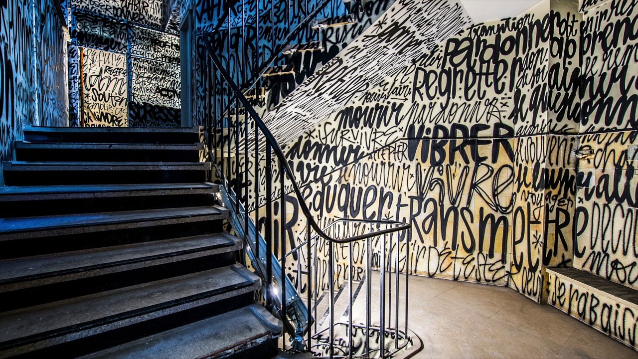 Remember Souvenir, une exposition de Denis Meyers à l'ancien bâtiment Solvay à Ixelles