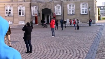 La princesse du Danemark amène ses enfants à l'école en Vélo Normal
