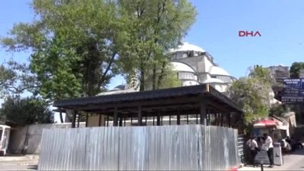 Mihrimah Sultan Külliyesi Önünde 'Kan Merkezi' Olarak Kullanılacağı Öğrenilen Yapıya Tepki